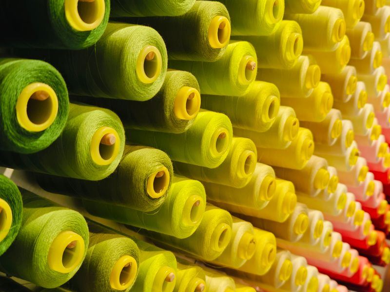Coloured yarn packages